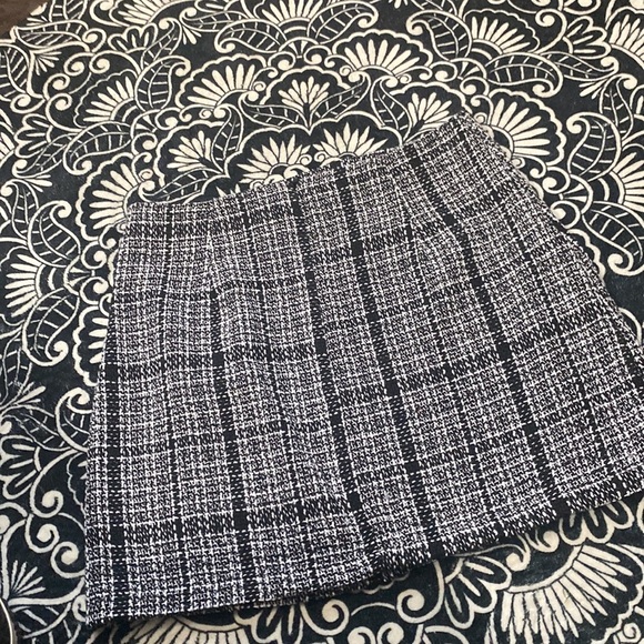 Medium black and white tweed like mini skirt - Picture 11 of 14